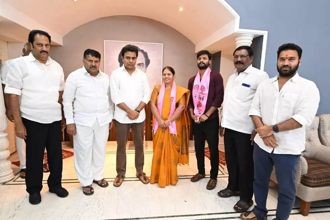 4 BJP Corporators join TRS before National executive meet