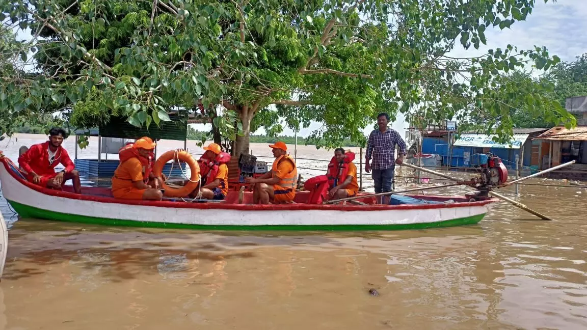 Godavari rises to alarming level at Dhawaleswaram