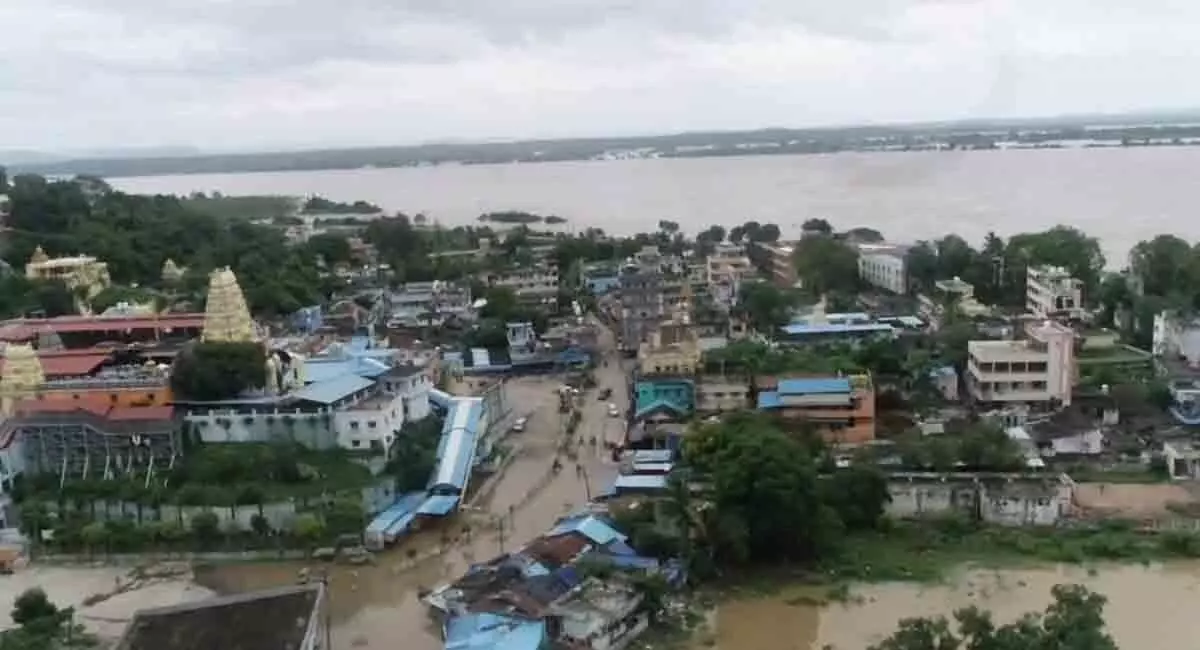 Telangana minister blames Polavaram for Godavari floods; AP hits back