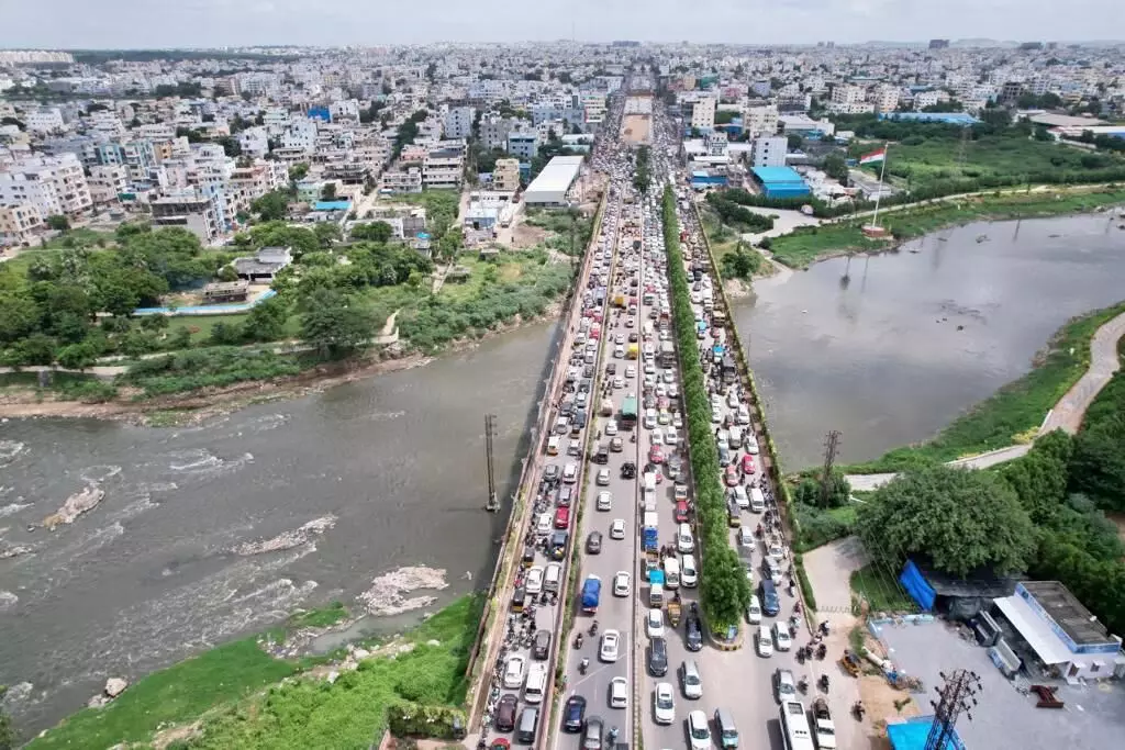 The convoy that trailed KCR to Munugode was 6-km long