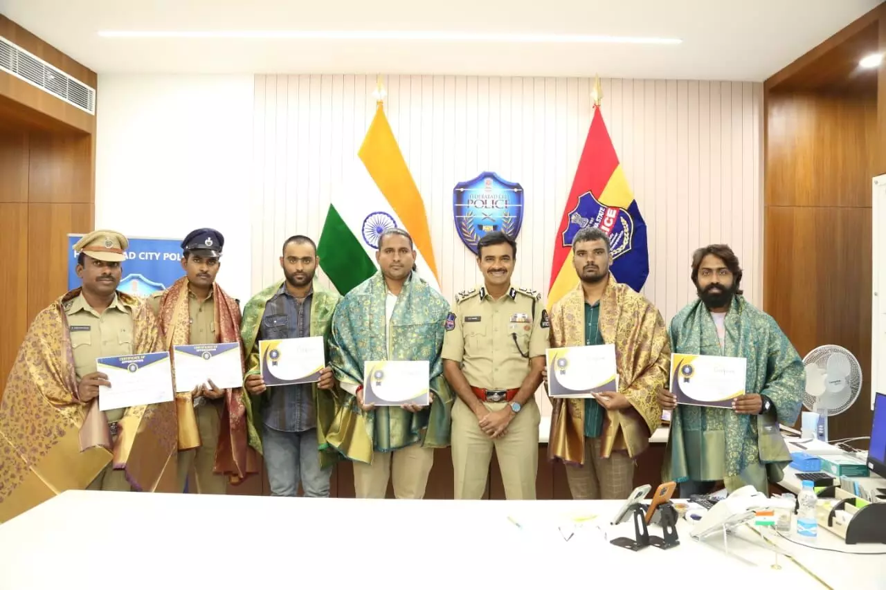 Hyderabad Police Commissioner Anand honours cops, civilians