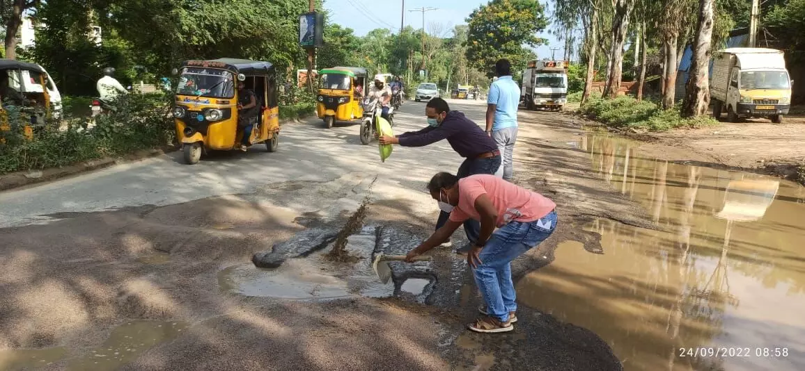 Techies redefine weekend, use time to fill potholes on Miyapur-Bachupally roads
