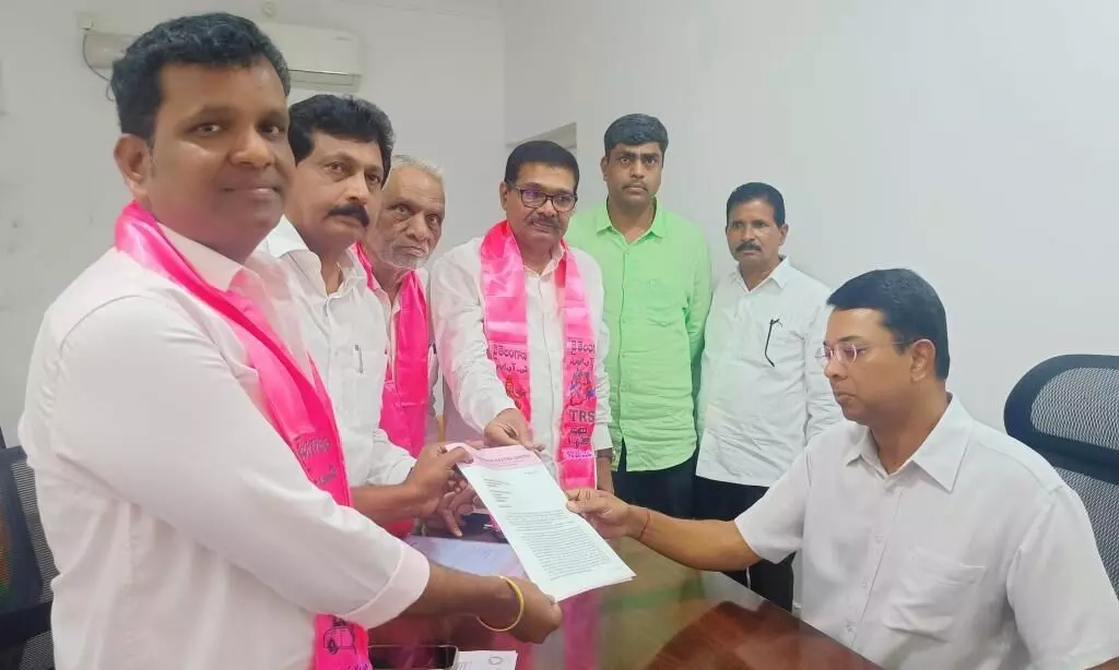 Quid pro quo charge: TRS seeks Rajagopal Reddys disqualification from Munugode contest