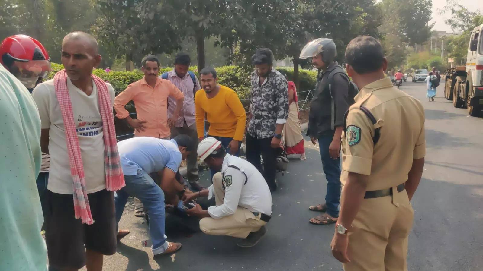 Traffic cop performs CPR to save accident victim in Visakhapatnam