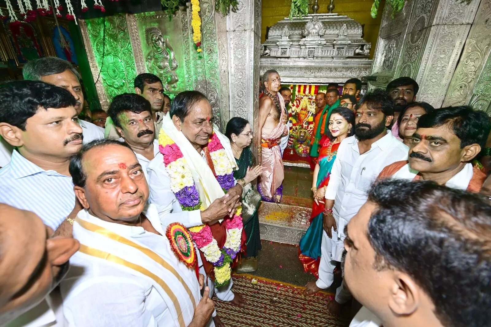 KCR offers prayers at Ujjaini Mahankali temple in Secunderabad