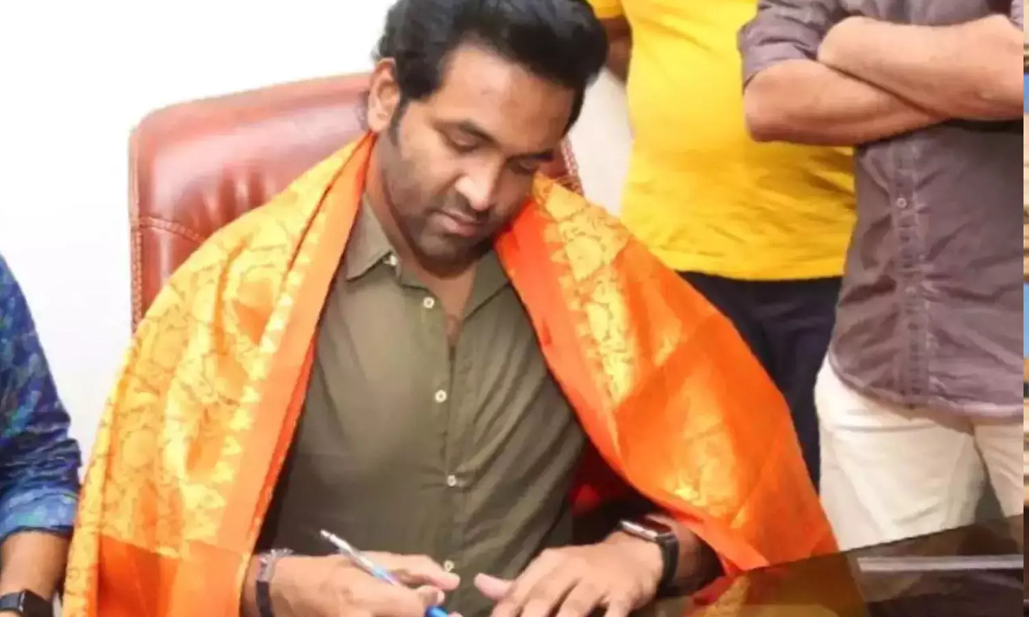 Manchu Vishnu decided to not contest in MAA Elections; Polls postponed to next year?