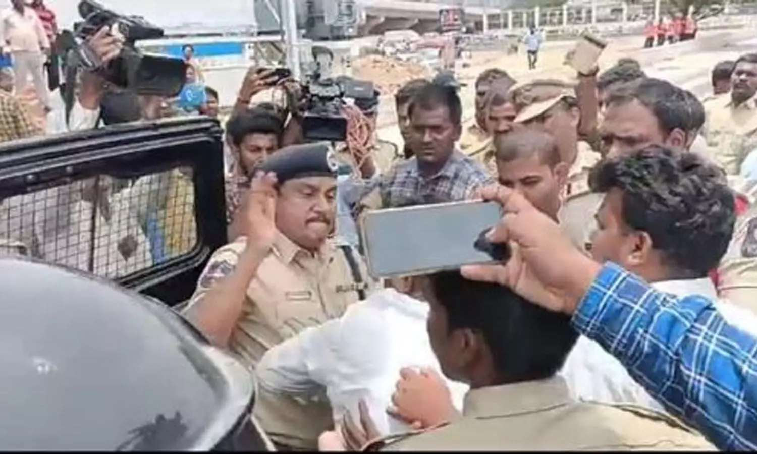 Cop slaps student leader as police foil Chalo Secretariat protest