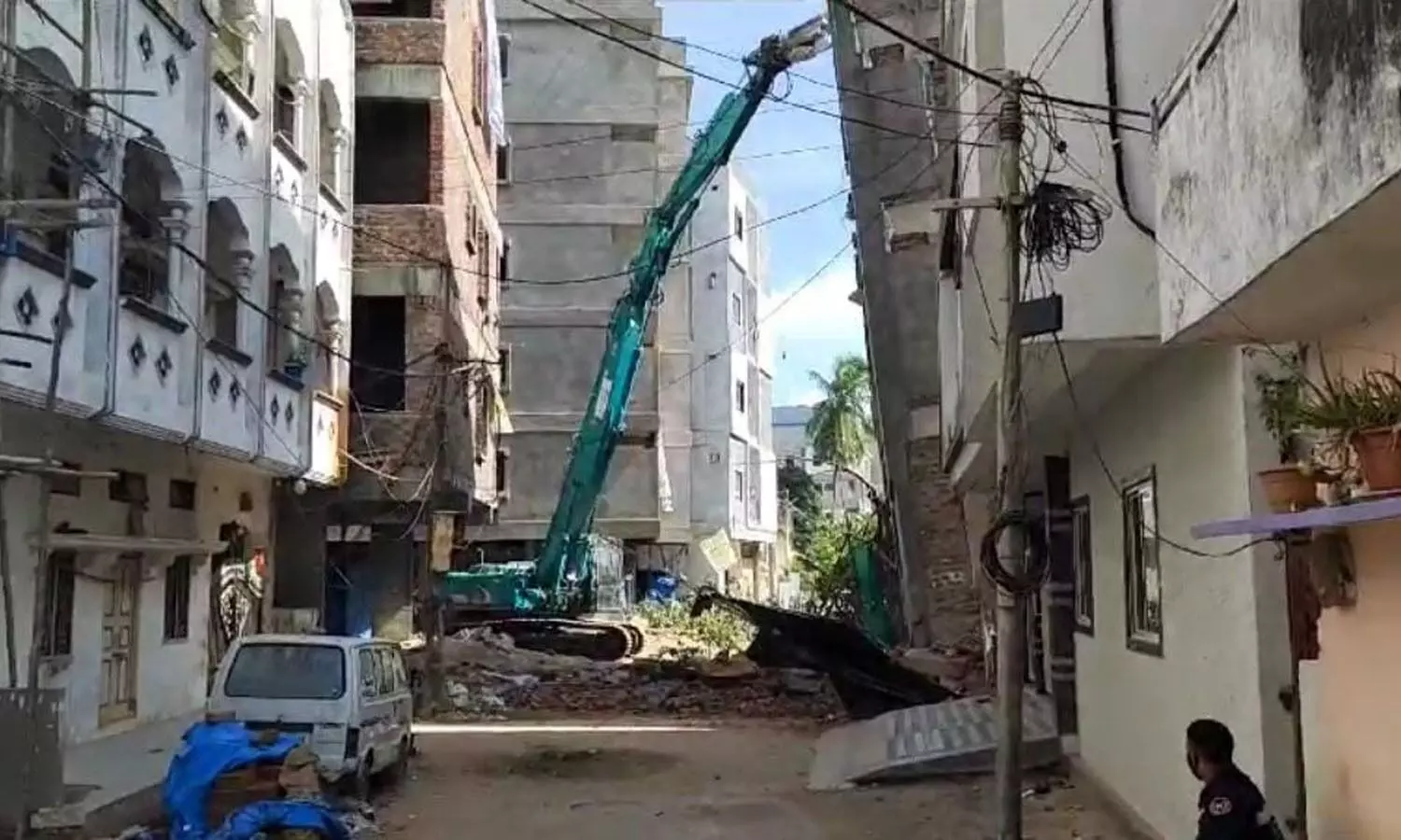 GHMC demolishes four-story building in Bahadurpura