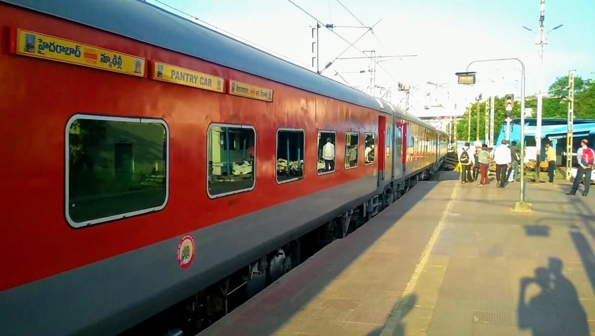 Passengers of Telangana Express misled by SMS, train tracker app, cause ...