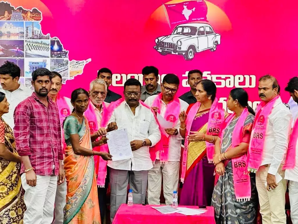 Dasoju Sravan lauds KCR for concern for BRS workers; distributes Insurnace cheques