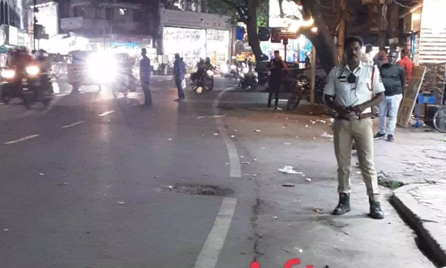 Hyderabad Traffic police remove footpath encroachments at Sultan Bazar