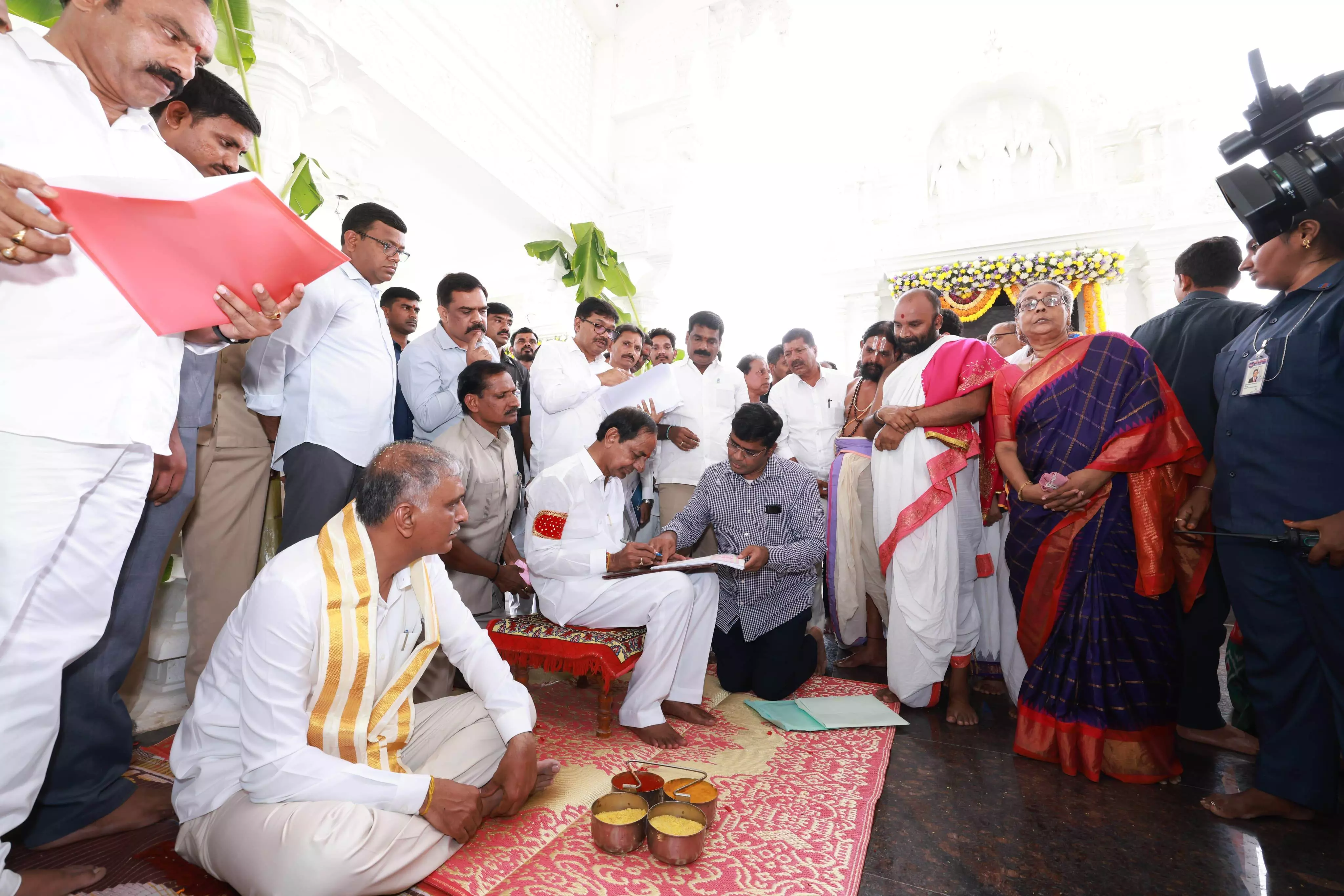 KCR visits Konaipally temple, intune with sentiment before filing nominations since 1985