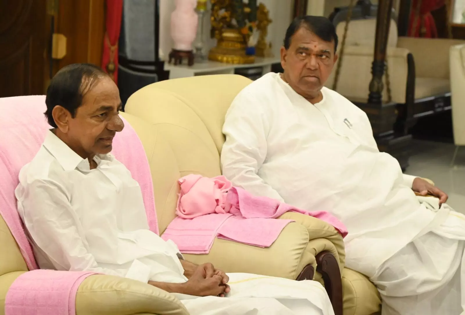 Newly-elected BRS MLAs, senior leaders meet KCR at Erravalli farmhouse