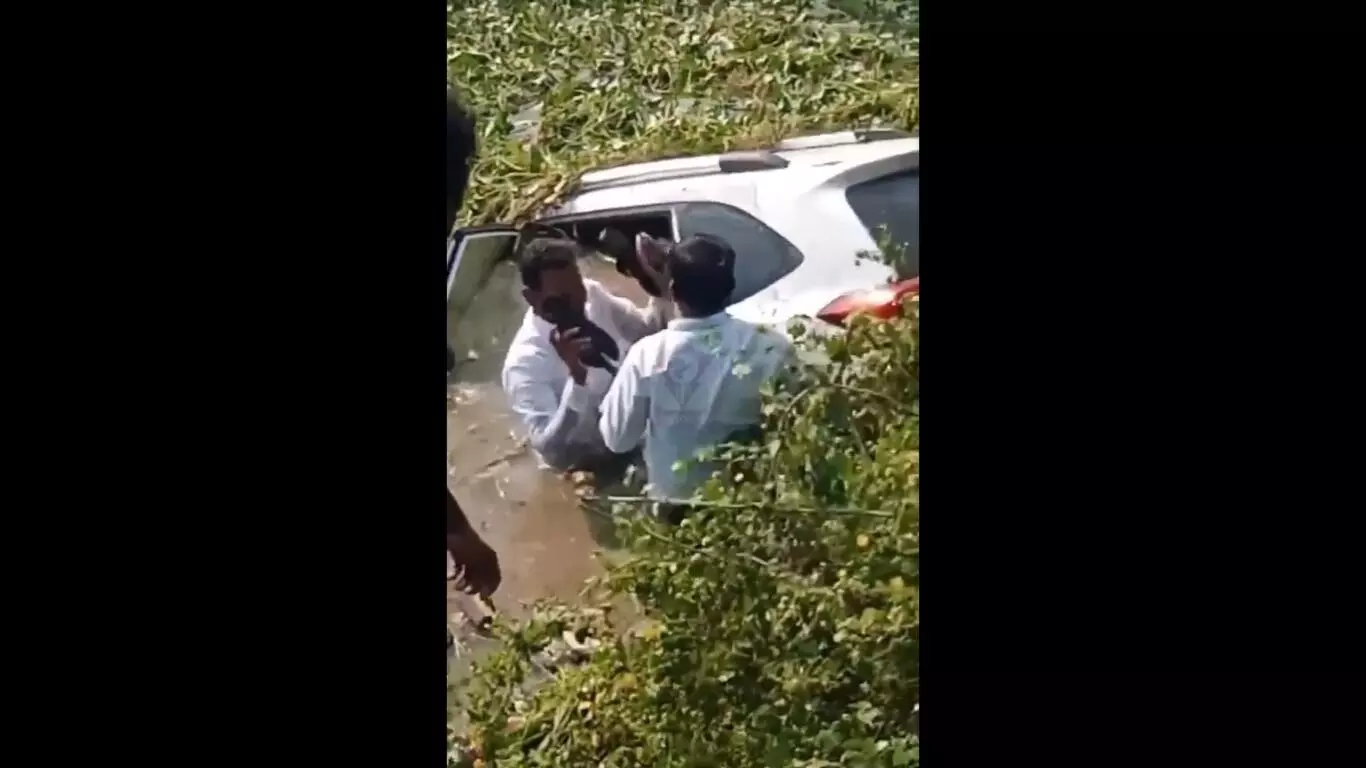 Constable turns hero; jumps into lake to save seven family members