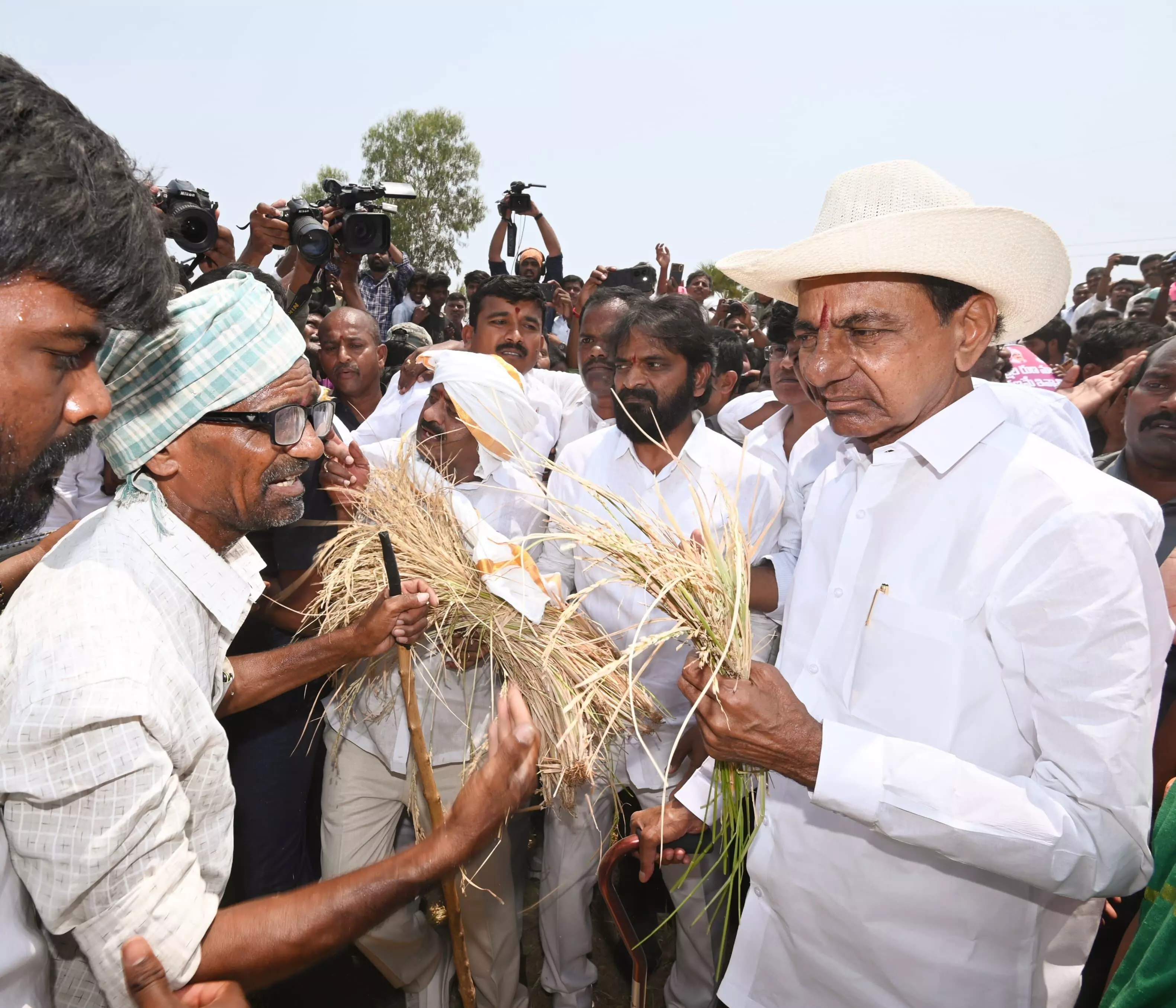 KCR polam baata: Farmers pour out woes, vows to fight for water, Rythu Bandhu, loan waiver