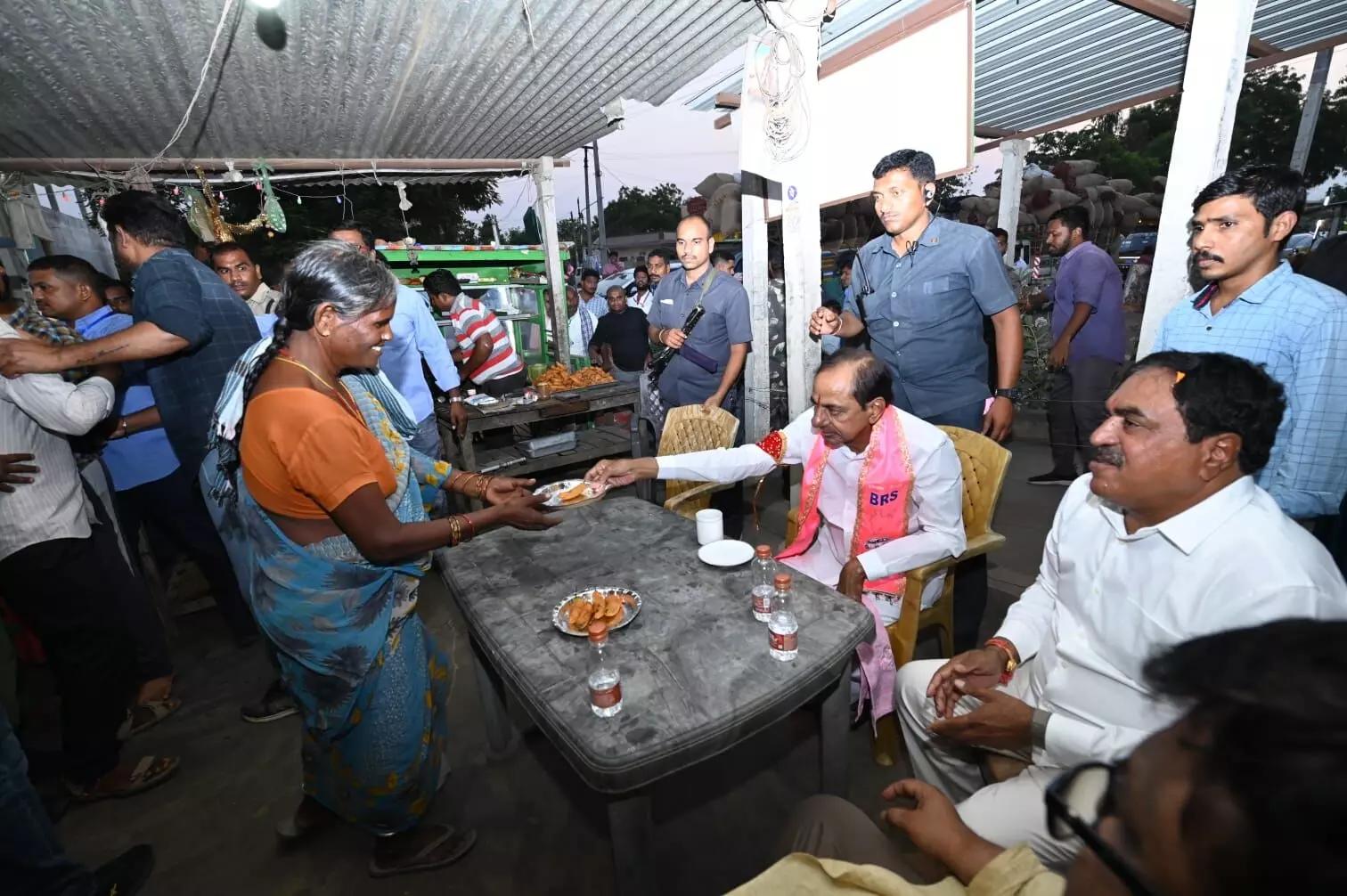 KCR breaks for tea, has ‘Mirchi’ near Yellampet Stage Thanda, speaks to farmers