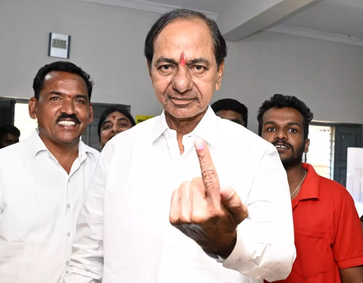 KCR casts vote in Chintamadaka, says regional parties will play key role after elections