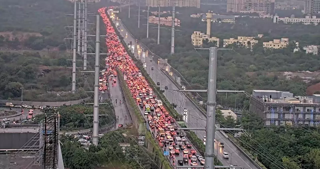 Hyderabad hit by sudden rains, causes Traffic jams across city