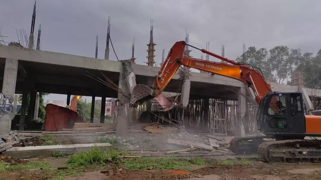 Under construction YSRCP office demolished in Tadepalli, Jagan calls it vindictive politics