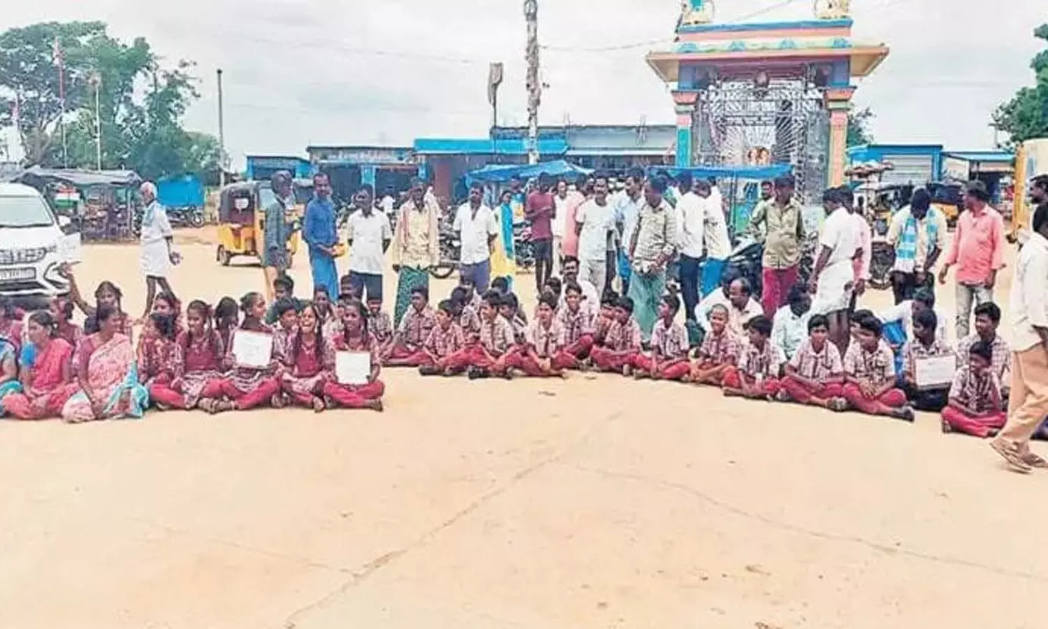 Students and parents protest over teacher shortage in Wanaparthy