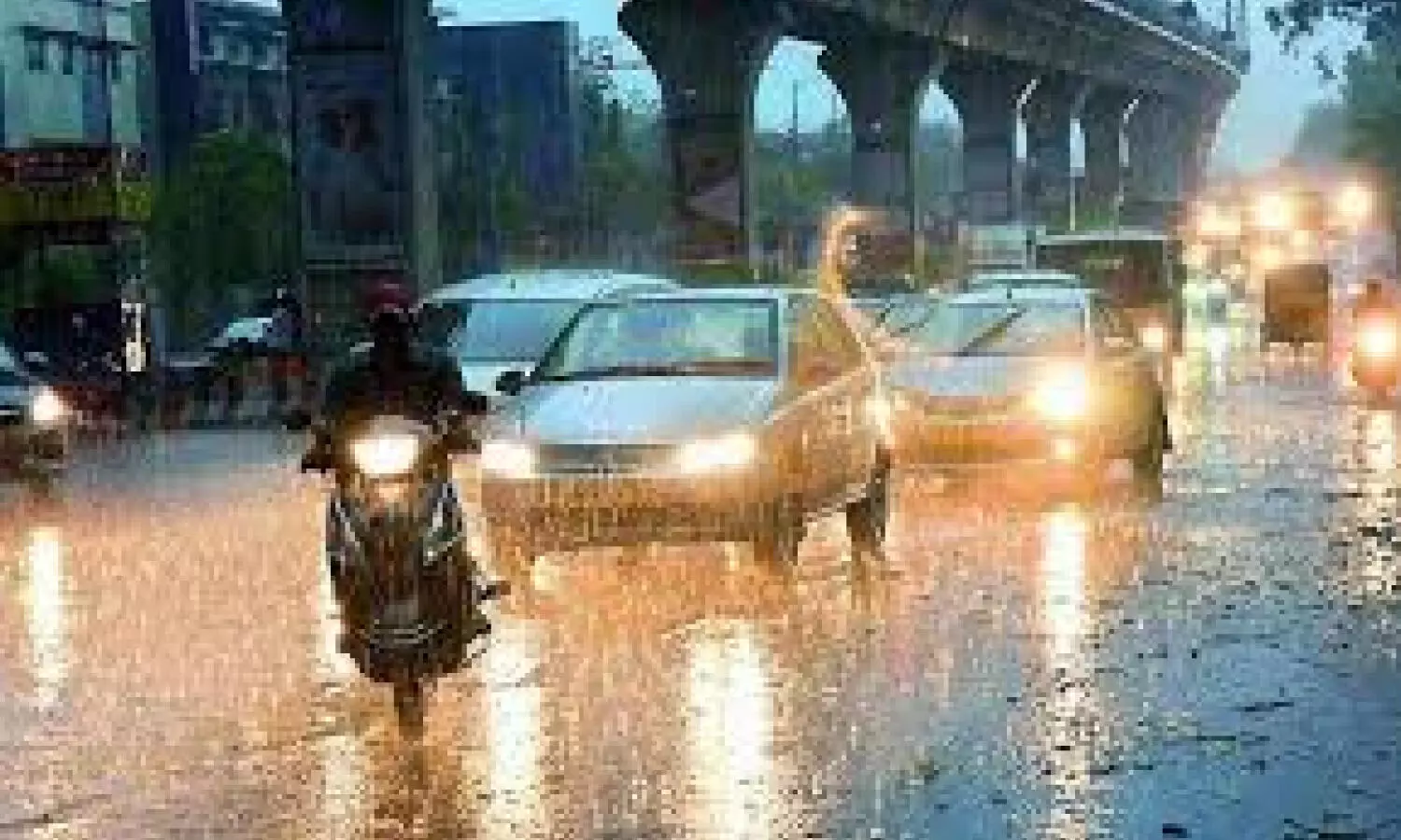 Heavy rains lash Hyderabad, traffic disrupted