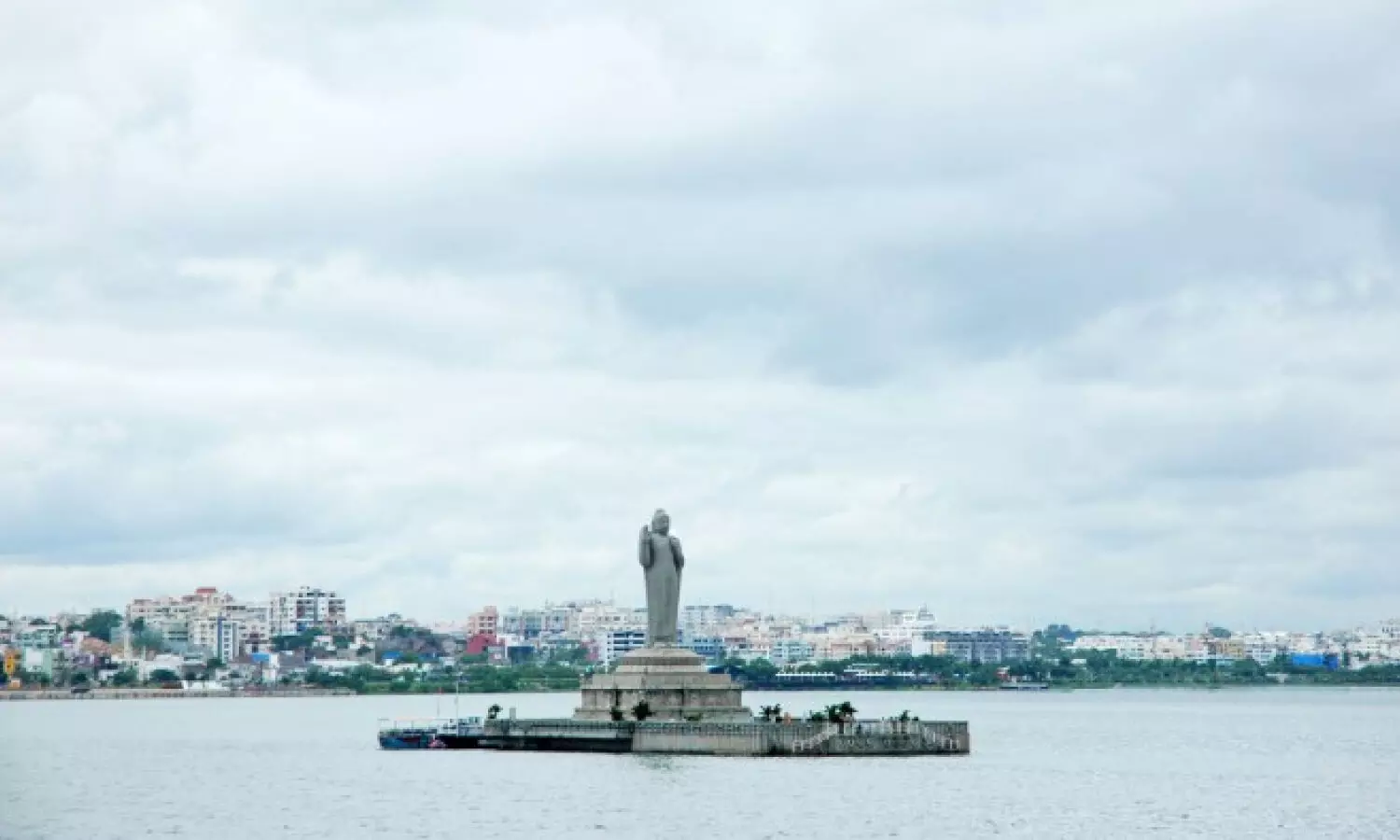 Heavy rains increase water levels in Hussainsagar