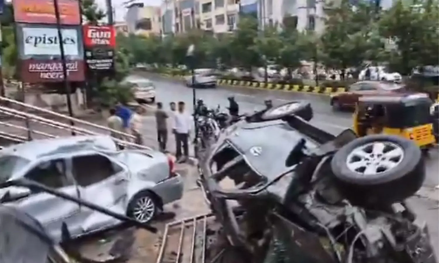 Speeding Fortuner crashes into commercial complex in Banjara Hills