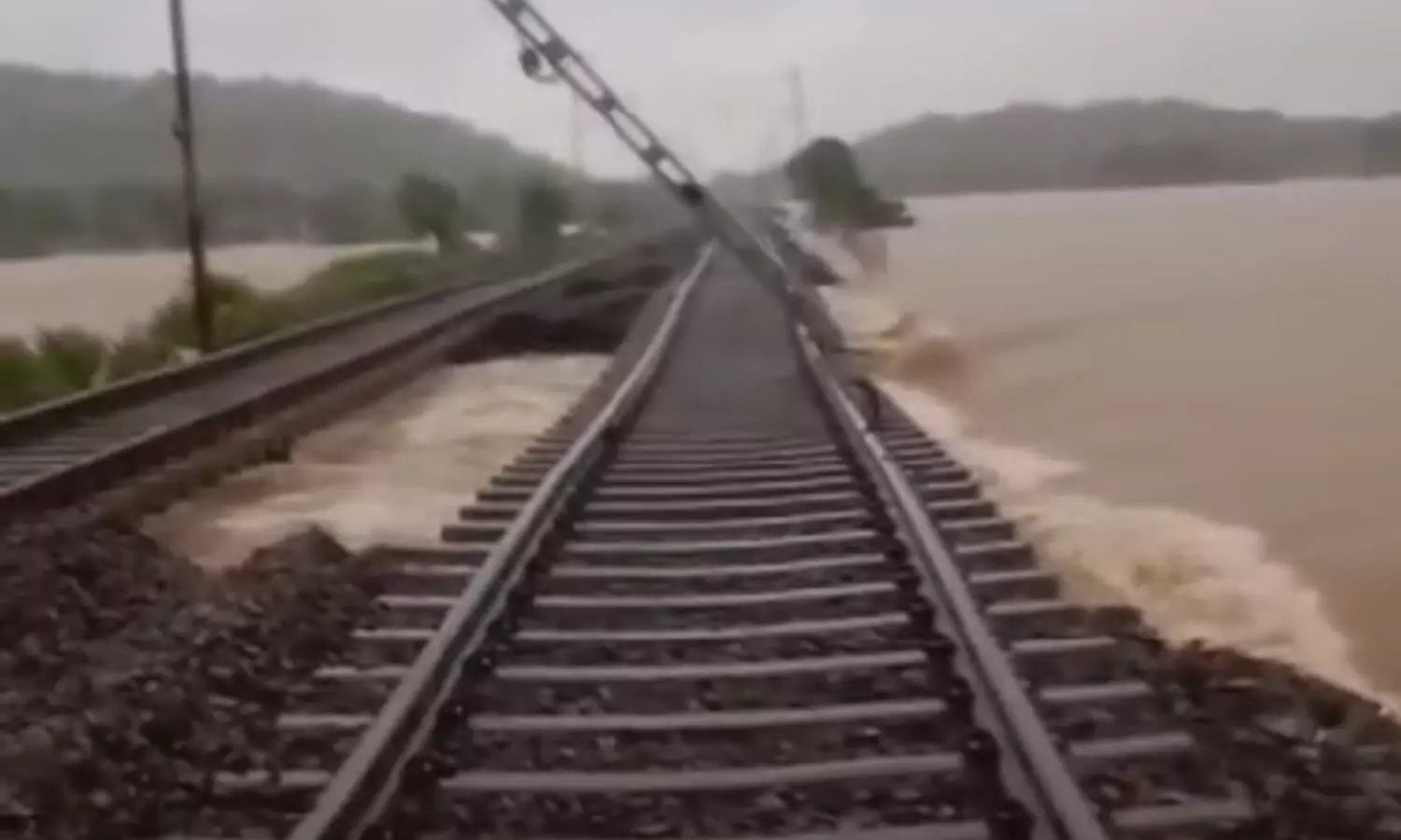 Heavy rains halt Tamil Nadu express near Rayanapadu