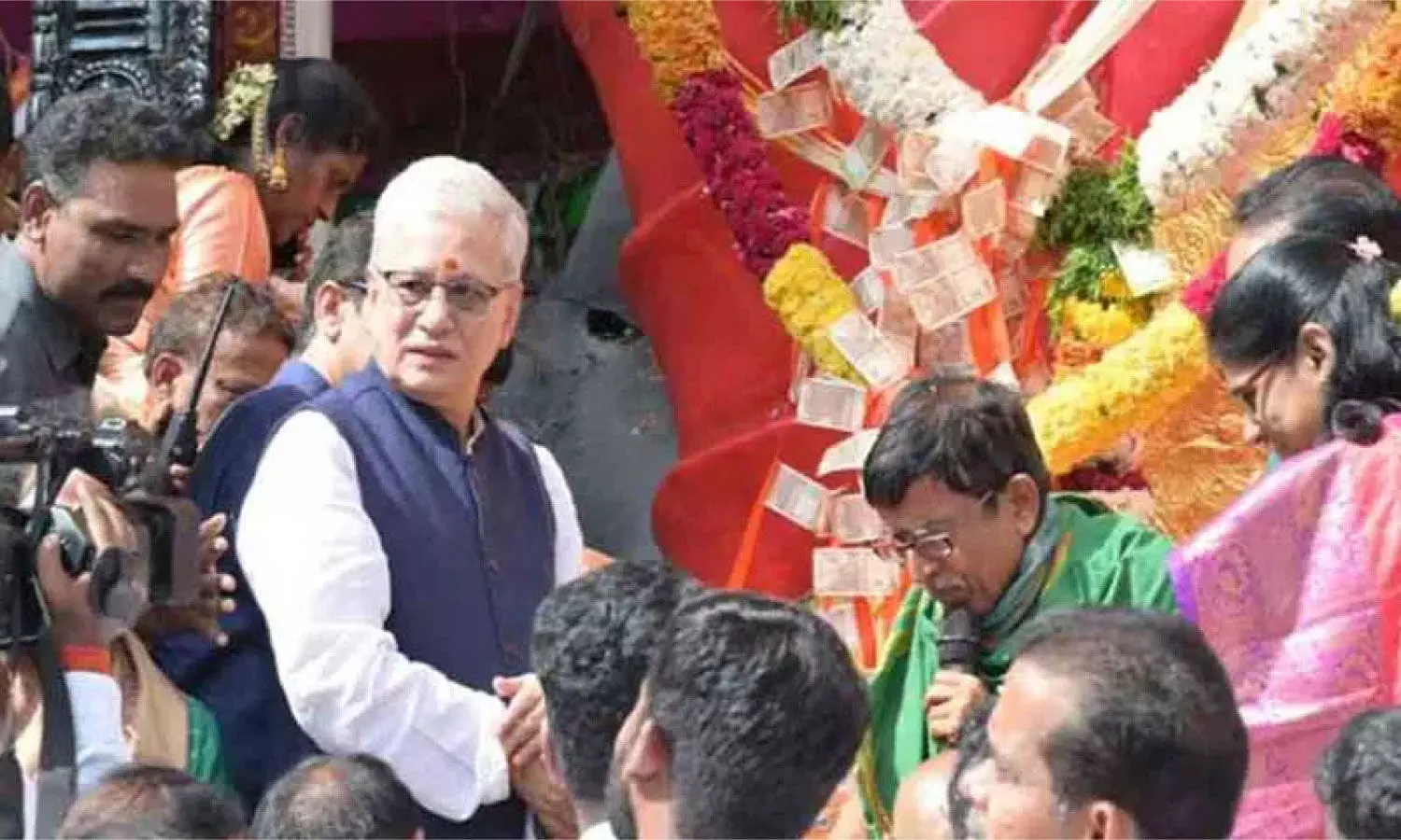 Governor Jishnu Dev Varma offers prayers at Khairatabad Maha Ganapati