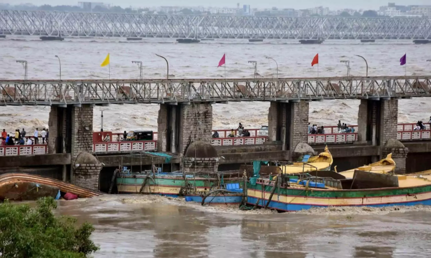 Boats stuck at Prakasam Barrage to be cut into pieces under Plan B