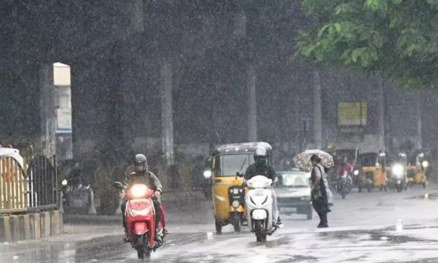 Heavy rainfall causes traffic jams across Hyderabad