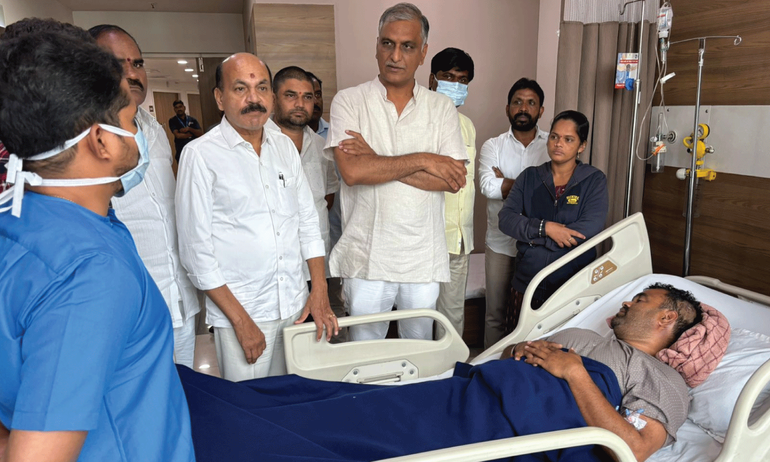 Harish Rao visits injured Home Guard, demands govt help