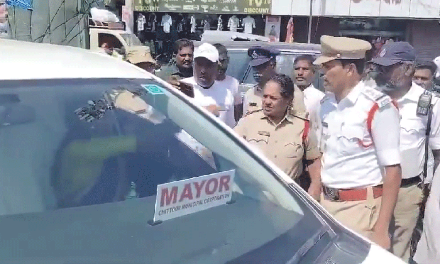 Chittoor Mayor engages in argument with Traffic CI over vehicle removal