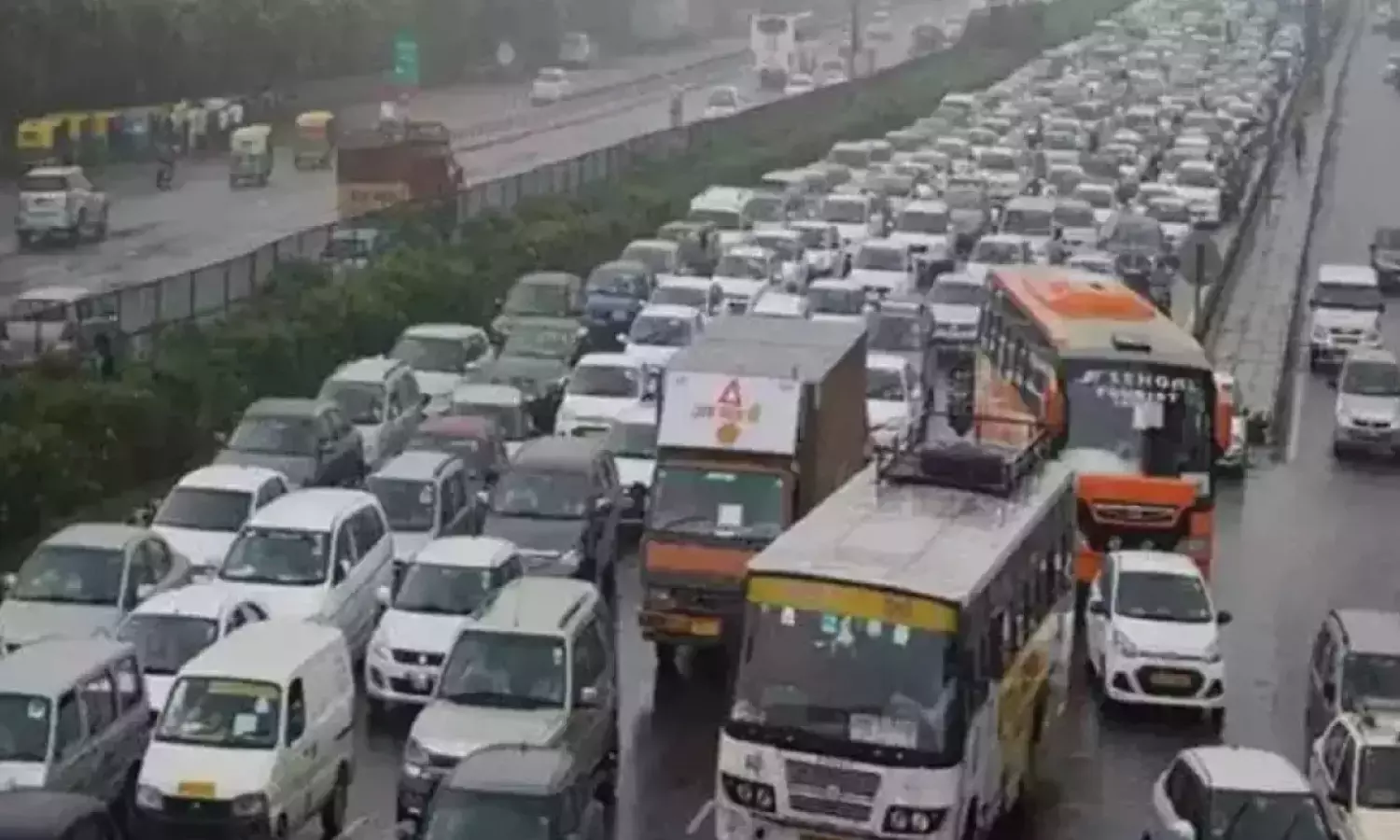 Heavy traffic on Vijayawada highway as Hyderabad residents head to villages for Dussehra