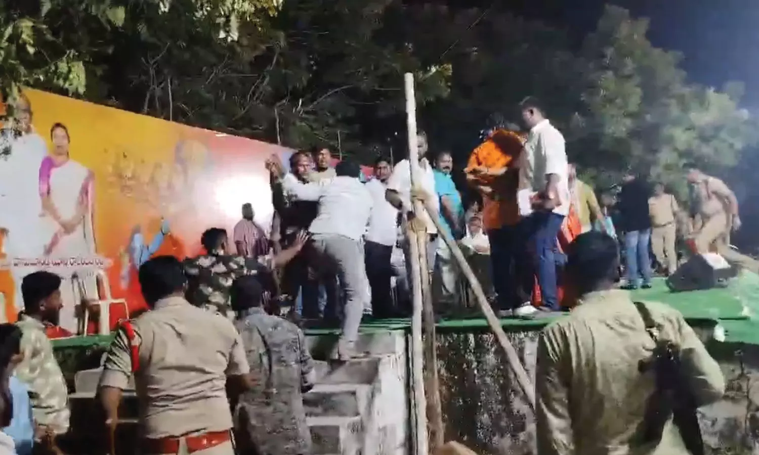 Congress worker creates ruckus at Thorrur Ravana Vadh for not being allowed on stage