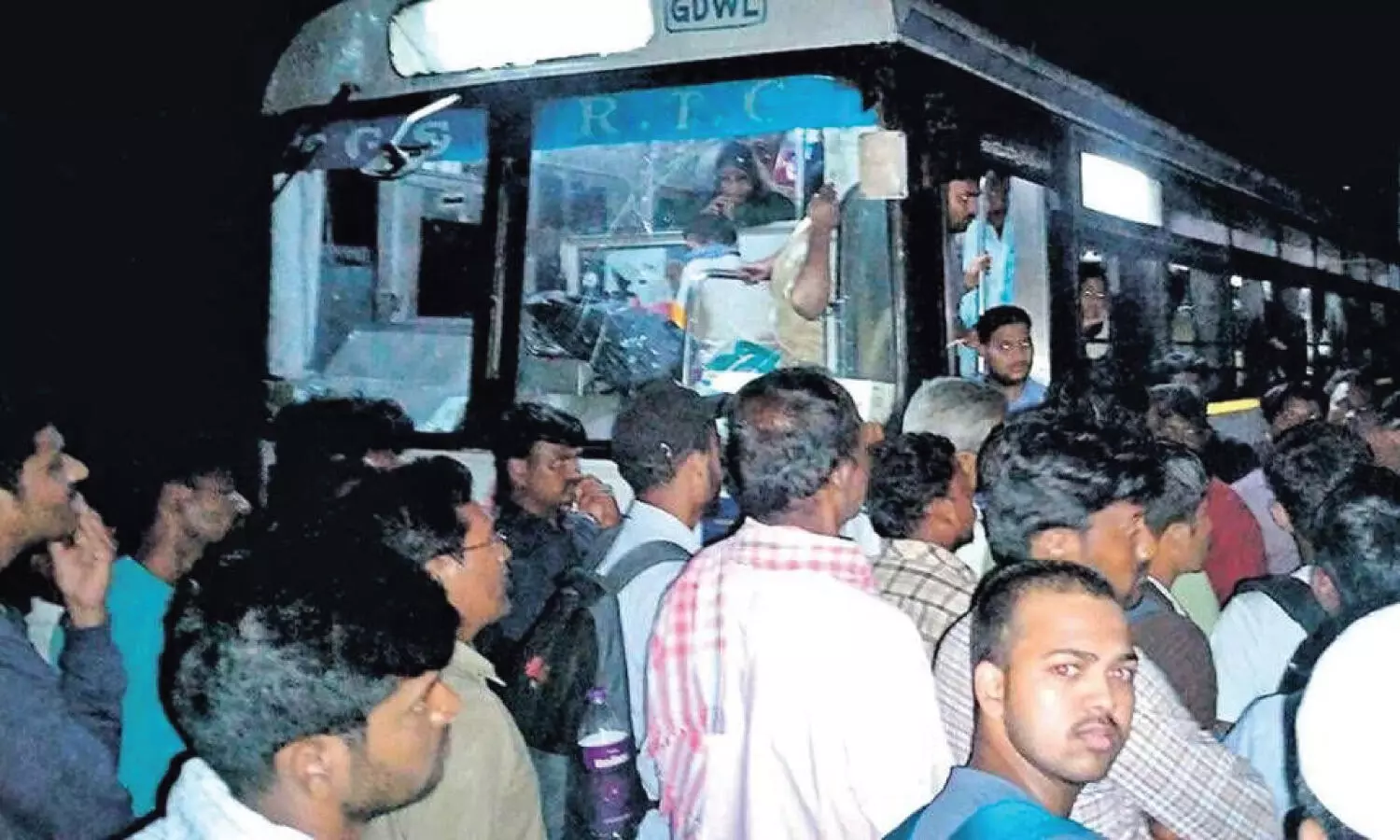 Passengers protest at Aiza bus stand over insufficient buses at midnight