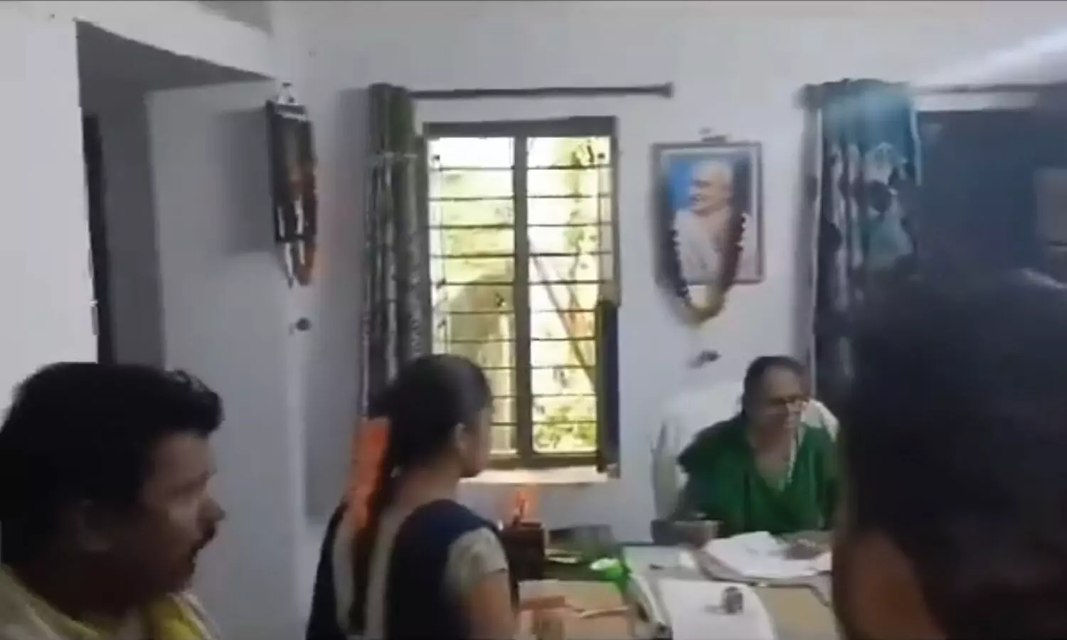 Young woman confronts Tahsildar over delayed certificates in Gadwal