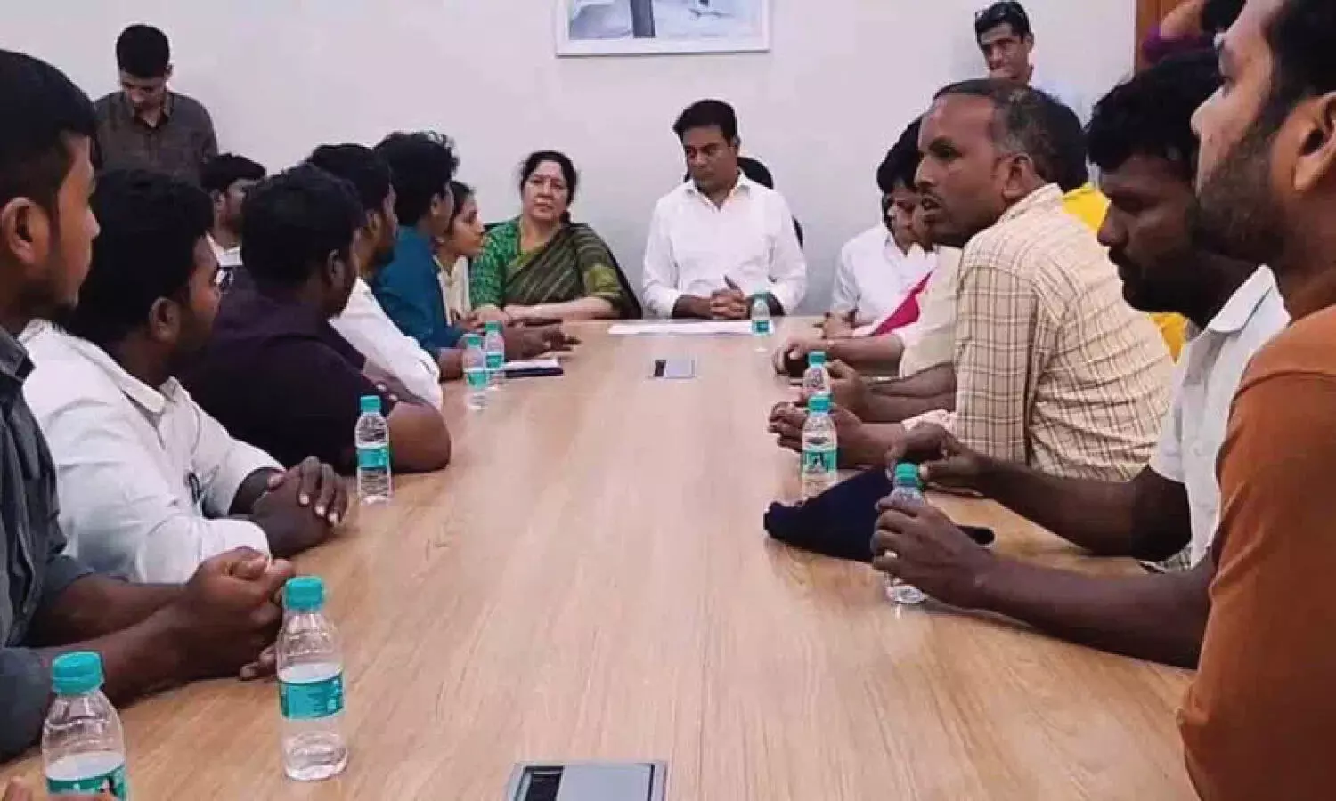 Group-1 aspirants meet KTR at Telangana Bhavan