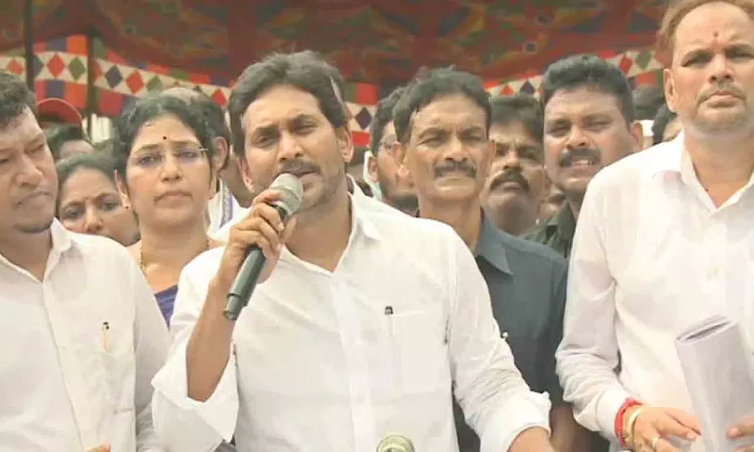 Jagan accuses Chandrababu government of using diversion politics