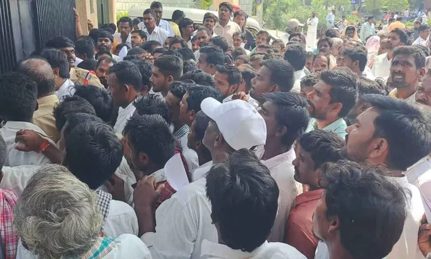 Farmers protest in Gadwal over delayed Rythu Bharosa payments